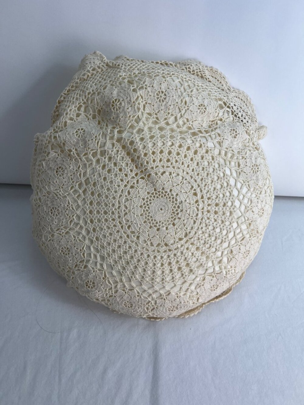 VTG Round Crochet Lace Accent Pillow Cream 14" Diameter w/ Insert Victorian Styl